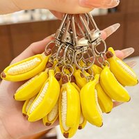 Llaveros de plátano semipelado realistas, mini llavero de resina con forma de fruta 3D, divertidos llaveros de comida, colgante para llaves y bolsos, regalos para mujeres y hombres